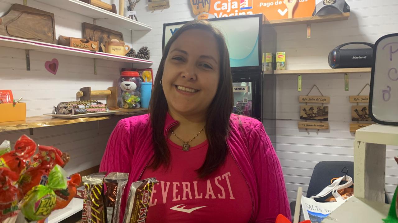 Eliana Gavidia, trabajadora de la Feria Trayenco, señaló que la menor fuerza de la cascada y la pérdida de estacionamientos afectaron el flujo de turistas. / Nicolás Maureira | La Tribuna