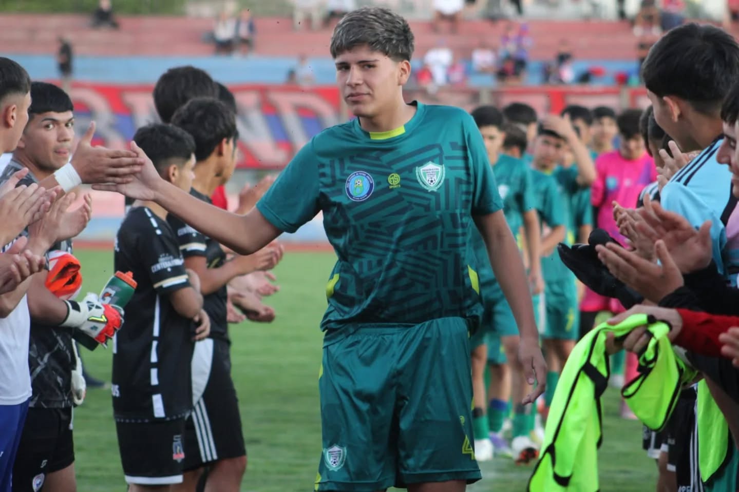 La selección sub-15 recibió el cariño de clubes, familias e hinchas en el Estadio Municipal de Los Ángeles, con cada uno de los jugadores saludados en un pasillo de honor / La Tribuna