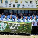El plantel de la Asociación de Fútbol Biobío-Los Ángeles y su foto oficial en la previa de su viaje rumbo a Osorno, La Tribuna