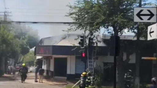 AHORA: Incendio estructural con peligro de propagación moviliza a Bomberos de Los Ángeles