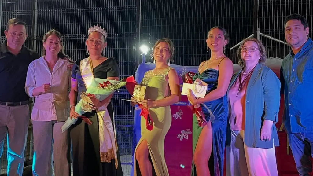 De izquierda a derecha: Guiselle Arteaga Quezada, Reina de la Miel 2026; Yarolet Riquelme, tercer lugar; y Marie Paz Aedo, segunda clasificada del Festival de la Miel en Santa Bárbara., Municipalidad de Santa Bárbara