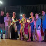 De izquierda a derecha: Guiselle Arteaga Quezada, Reina de la Miel 2026; Yarolet Riquelme, tercer lugar; y Marie Paz Aedo, segunda clasificada del Festival de la Miel en Santa Bárbara., Municipalidad de Santa Bárbara