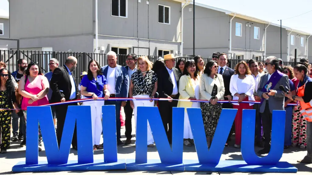 Autoridades y dirigentas participaron en el corte de cinta y la entrega simbólica de llaves a las 298 familias beneficiadas., Jeremy Valenzuela | La Tribuna