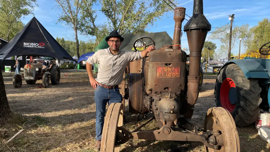 Juan Eduardo Pezoa posa junto al tractor alemán fabricado en 1940 , La Tribuna