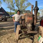 Juan Eduardo Pezoa posa junto al tractor alemán fabricado en 1940 , La Tribuna