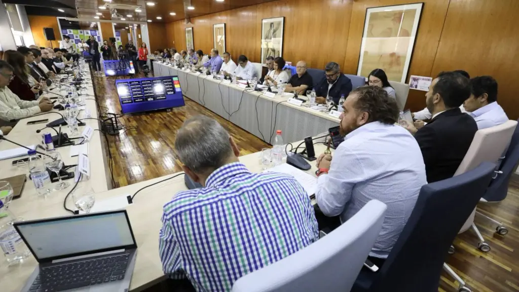 Consejeros regionales aprobaron los proyectos que permitirán la adquisición de equipos pesados para apoyar las labores municipales tras la emergencia forestal., GORE Biobío