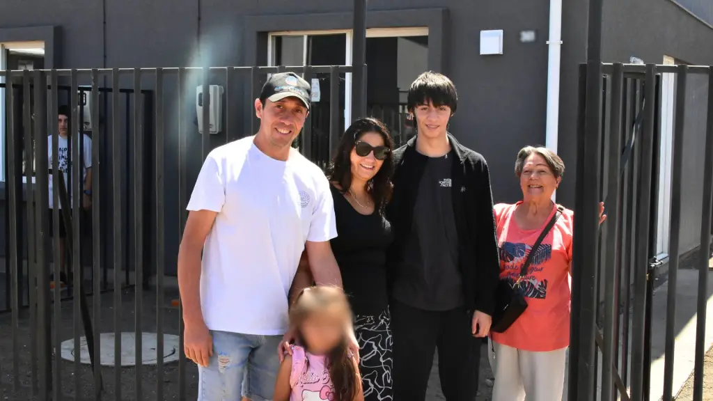 Cristián Contreras posa junto a su familia tras recibir las llaves de su vivienda en Villa Valle de la Luna., Jeremy Valenzuela | La Tribuna