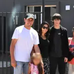 Cristián Contreras posa junto a su familia tras recibir las llaves de su vivienda en Villa Valle de la Luna., Jeremy Valenzuela | La Tribuna