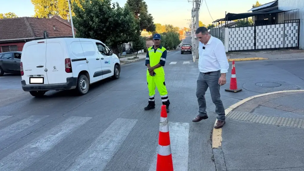 Alcalde Carlos Toloza supervisando demarcación vial en Nacimiento, Municipalidad de Nacimiento