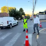 Alcalde Carlos Toloza supervisando demarcación vial en Nacimiento, Municipalidad de Nacimiento