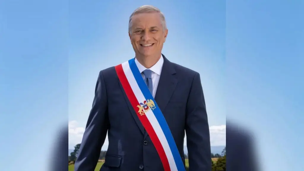 En su presentación ante la Contraloría, el abogado solicitó que se oficie a la Presidencia de la República para suspender la impresión y reproducción de la fotografía mientras no exista un pronunciamiento definitivo del órgano contralor., Redes sociales