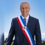 En su presentación ante la Contraloría, el abogado solicitó que se oficie a la Presidencia de la República para suspender la impresión y reproducción de la fotografía mientras no exista un pronunciamiento definitivo del órgano contralor., Redes sociales