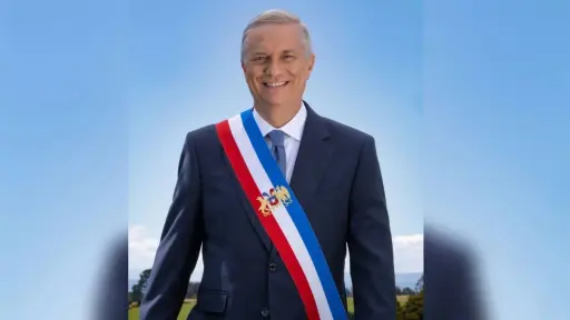 Presentan denuncia por foto oficial de Kast: cuestionan uso del escudo en la banda