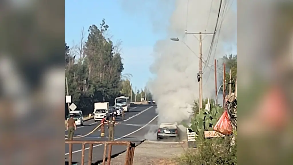 Personal de Bomberos y Carabineros trabajaron en el lugar para controlar la emergencia y resguardar el tránsito en el sector., Redes sociales