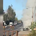 Personal de Bomberos y Carabineros trabajaron en el lugar para controlar la emergencia y resguardar el tránsito en el sector., Redes sociales