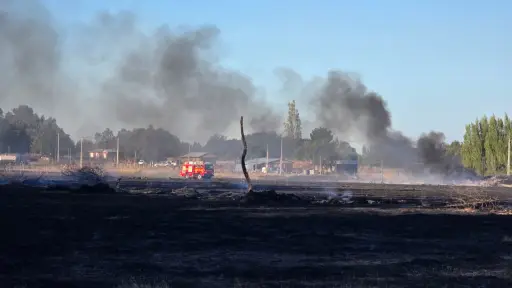 Incendio destruye dos bodegas y una casa en sector El Olivo-La Mona