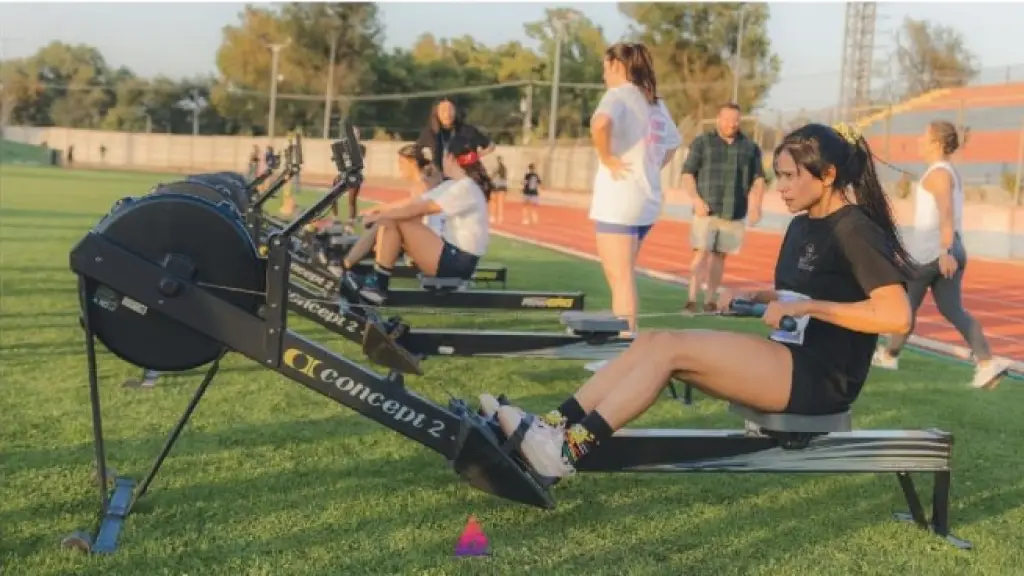 La modalidad corresponde al formato Hyrox, disciplina que combina atletismo y entrenamiento funcional, donde la resistencia física y la estrategia de equipo se vuelven claves. , contexto