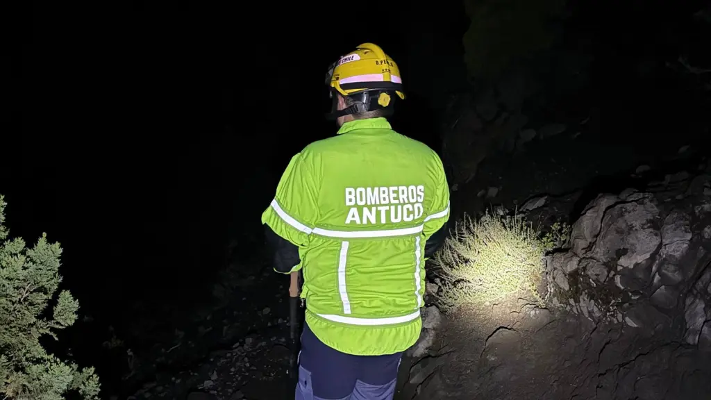 Funcionarios de la Tenencia Antuco (F) y voluntarios de Bomberos encabezaron el operativo en la zona cordillerana., Cedida