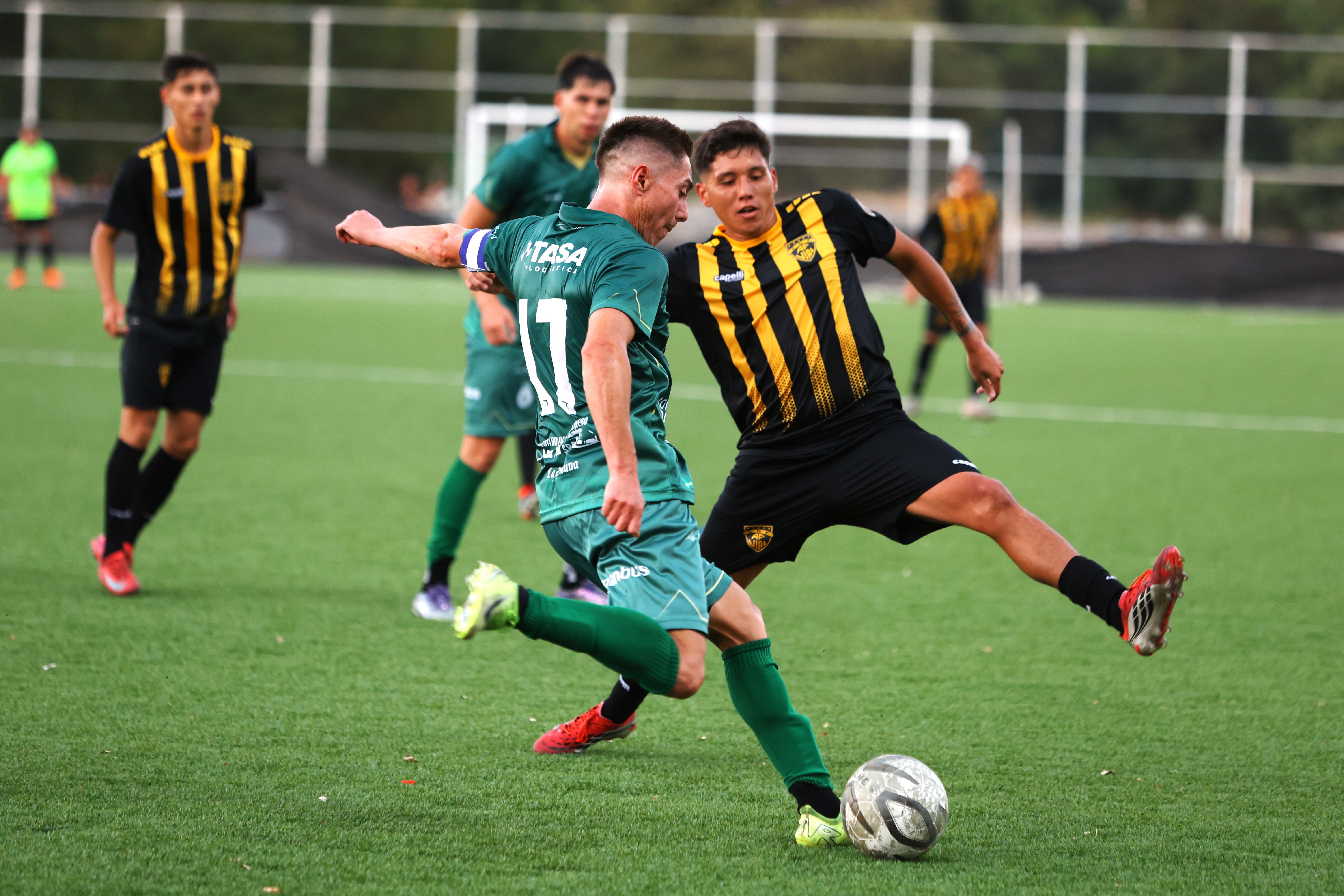 Intensidad y emoción hasta el último minuto marcaron el empate entre Comunal Cabrero y Fernández Vial / La Tribuna