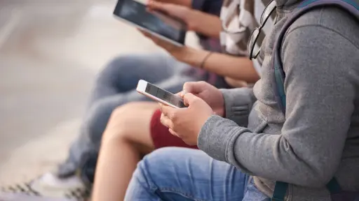 Prohibición de celulares en colegios: estas son las cinco excepciones que fija la nueva ley