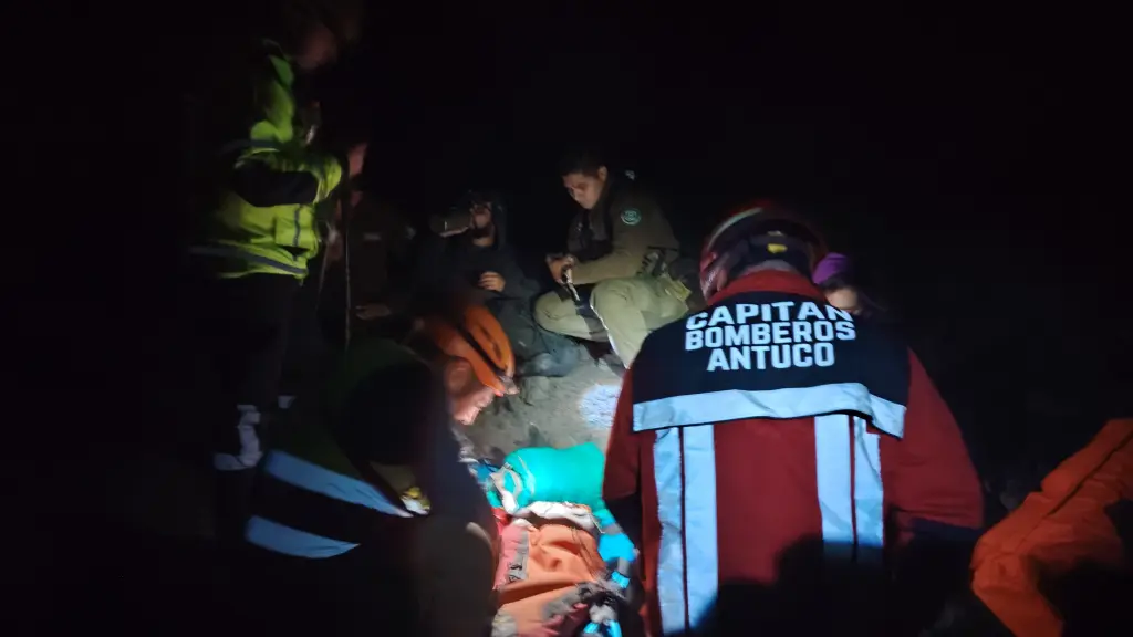 Rescatan a mujer de volcán Antuco: No podía seguir descendiendo debido a lesión, Cedida por Cuerpo Bomberos Antuco