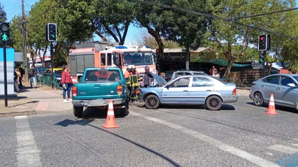 Colisión entre dos vehículos menores, uno tipo camioneta, se registró la tarde de este viernes en avenida Los Azaleas con Galvarino, en Los Ángeles., Nicolás Maureira | La Tribuna