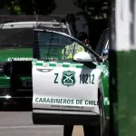 Carabineros confirmó que fue trasladado en helicóptero a la Clínica Las Condes y permanece en riesgo vital. Fiscalía instruyó diligencias especializadas., contexto