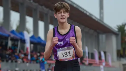 Angelino de 16 años rompe récord nacional en 3.000 metros planos en Concepción