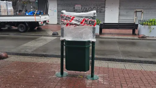 Renuevan contenedores de basura en calles del centro de Los Ángeles