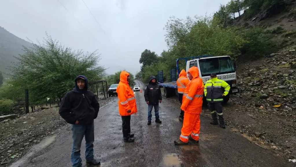 Deslizamiento de tierras y cortes de caminos por sistema frontal en Alto Biobío, Cedida