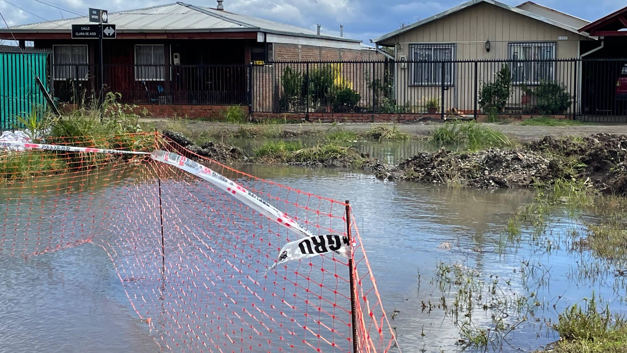 "Apenas anuncian lluvia empezamos a tiritar": el temor de vecinos de Villa San Francisco del Sur en Los Ángeles