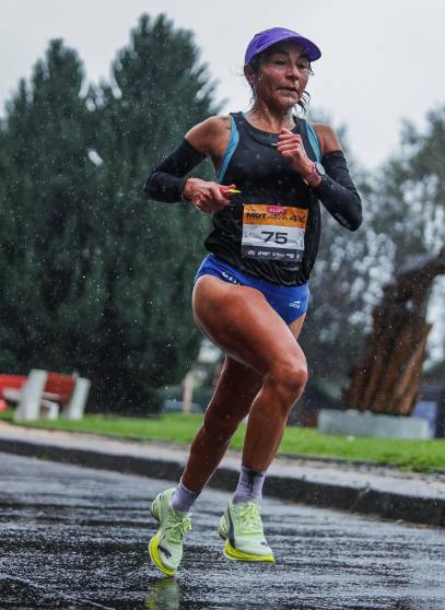 Johanna Rivas celebra tras cruzar la meta de los 42 kilómetros en la Maratón de Temuco, donde se coronó campeona bajo la lluvia en el circuito con inicio y llegada en el Estadio Germán Becker / La Tribuna