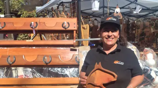 Me reinventé: la angelina que perdió todo en un incendio y hoy vende artesanía en madera nativa en todo Chile
