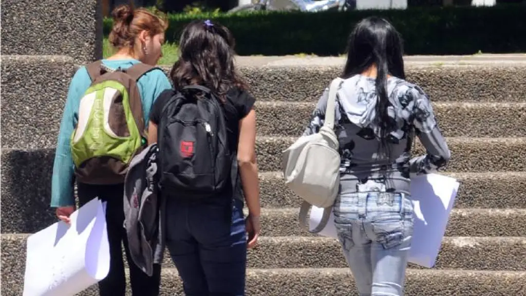 La postulación se realiza exclusivamente en el sitio oficial fuas.cl, donde los interesados deben completar información personal, familiar y socioeconómica que luego es validada por la Subsecretaría de Educación Superior., contexto