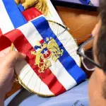 La banda presidencial utilizada por José Antonio Kast durante la ceremonia de cambio de mando fue bordada a mano por el artesano Cristian Gutiérrez, oriundo de la comuna de Cañete, en la región del Biobío., Redes sociales