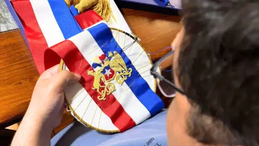 Banda presidencial utilizada por José Antonio Kast fue bordada por artesano de la región del Biobío
