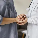 La medida permitiría agilizar recursos, sumar personal médico y reducir las listas de espera que afectan a casi 20 mil pacientes en Chile., contexto