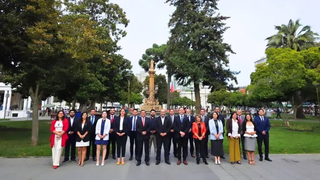 Delegados presidenciales y secretarios regionales ministeriales del Gobierno participaron en una fotografía en la Plaza de la Independencia de Concepción, tras la última reunión del gabinete regional de la actual administración., Delegación Presidencial Provincial Biobío