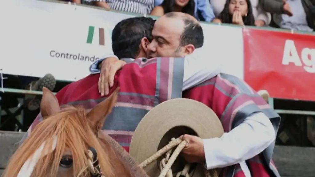 Gonzalo Abarca y Cristóbal Cortina celebran tras imponerse con 36 puntos buenos en el Clasificatorio Centro de San Clemente montando a Cuchu Cuchu y Despeinada para el Criadero Agua de los Campos y Maquena, La Tribuna