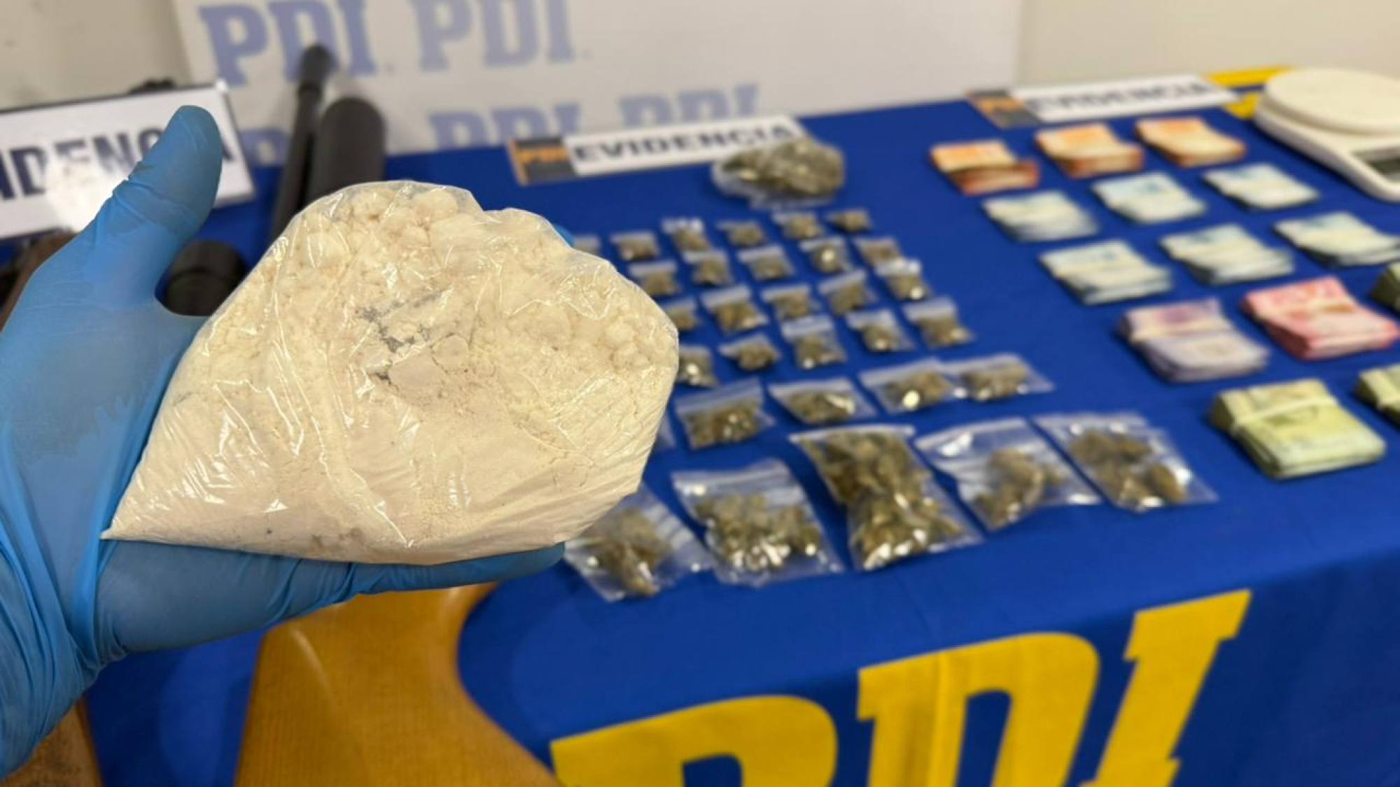 Detienen a hombre por microtráfico y decomisan más de 1.200 dosis de droga en Los Álamos