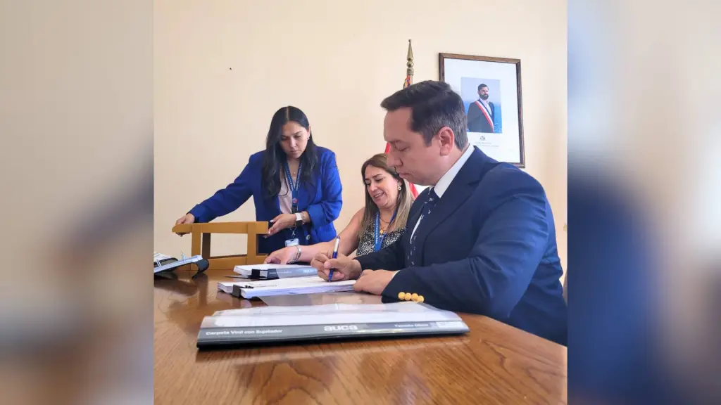 La entrega de antecedentes administrativos por parte de Javier Fuchslocher se realizó durante la mañana en dependencias de la Delegación Presidencial Provincial., Cedida