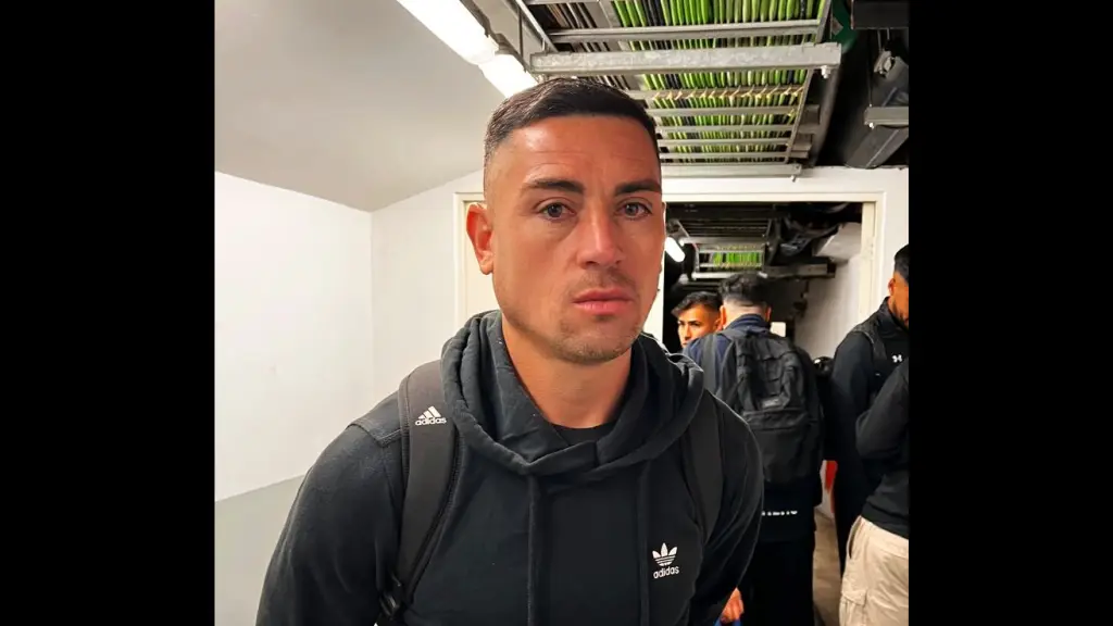 Diego Vallejos se retira triste tras la definición a penales, luego de dejarlo todo con la camiseta de Comunal Cabrero en la lucha por el ascenso, La Tribuna