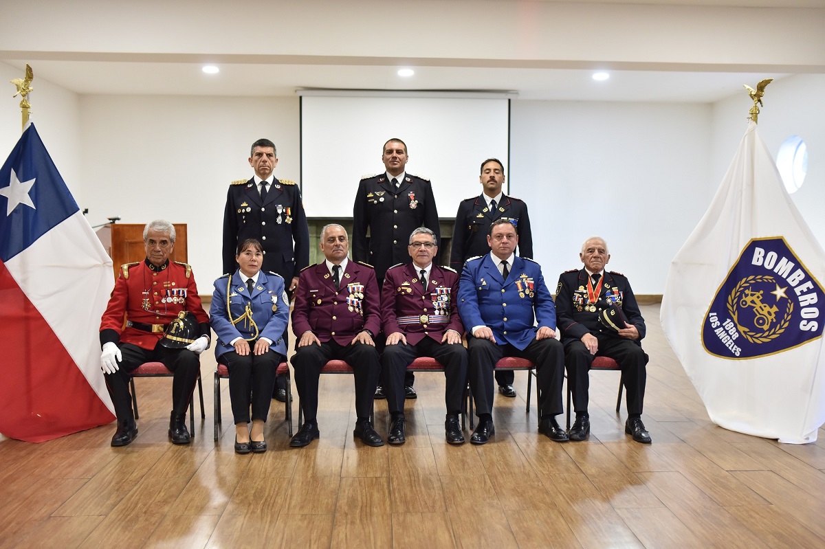El directorio del Cuerpo de Bomberos de Los Ángeles, encabezado por Eduardo López Viveros, asumió el 9 de enero durante una ceremonia institucional. / Cuerpo de Bomberos de Los Ángeles