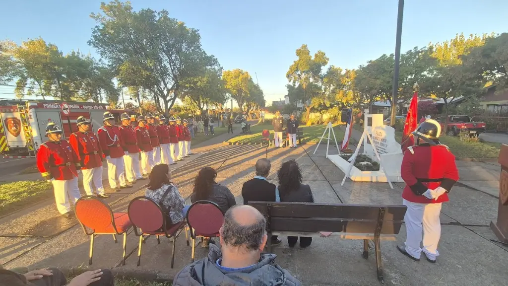 La ceremonia de conmemoración se realizó en la plazoleta Pedro Godoy Pardo, ubicada en calle Galvarino, donde se recordó al primer mártir del Cuerpo de Bombe, Cuerpo de Bomberos de Los Ángeles