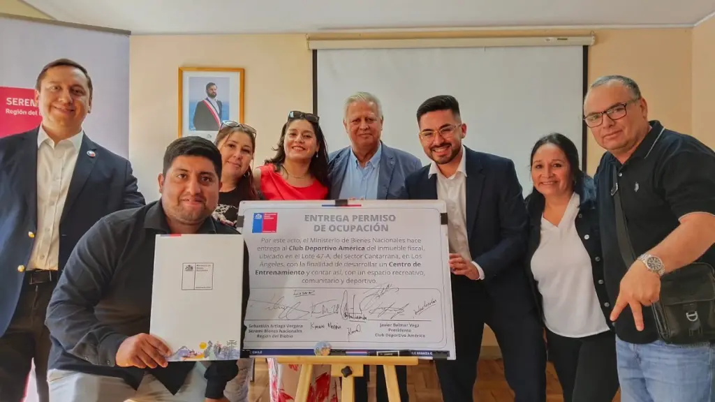 La entrega del documento se realizó en una actividad en la que participaron autoridades regionales, parlamentarias y la directiva de la institución deportiva., Seremi de Bienes Nacionales del Biobío