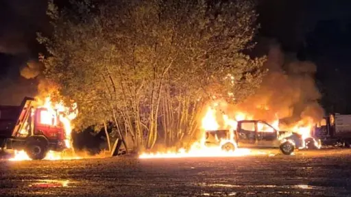 Ataque incendiario en La Araucanía: queman cuatro maquinarias en Teodoro Schmidt