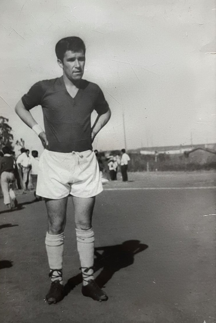 José Valenzuela, el patriarca deportivo de la familia, en sus años mozos cuando jugaba al fútbol / La Tribuna