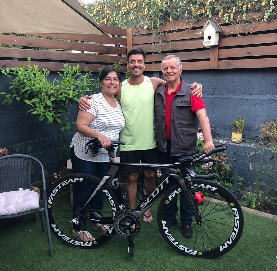 Fernando Ponce posa orgulloso con su mamá Magdalena Valenzuela y su papá Fernando / La Tribuna