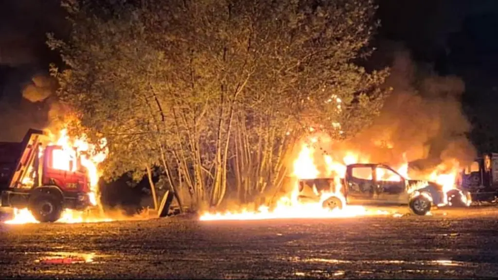 Atentado incendiario en Lautaro la noche del domingo dejó 4 vehículos destruídos, Infobae