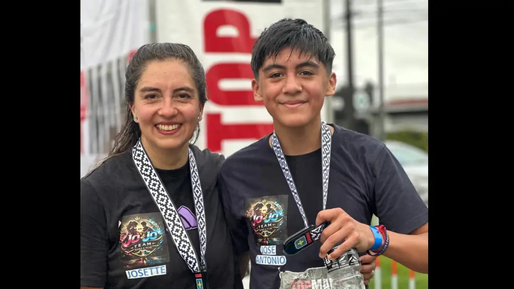 Josette Sepúlveda celebra su triunfo en los 5K en Toltén junto a su hijo, en una jornada marcada por el regreso a las pistas y el orgullo compartido en familia, La Tribuna